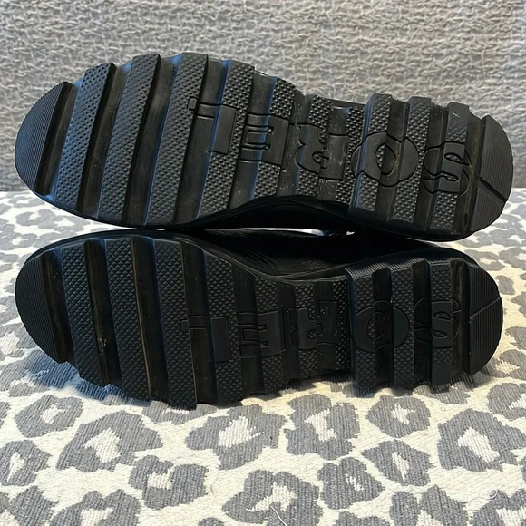 HOST PICK ✨SOREL Patent Leather Chelsea Boots Waterproof, Size 8 - Picture 8 of 9